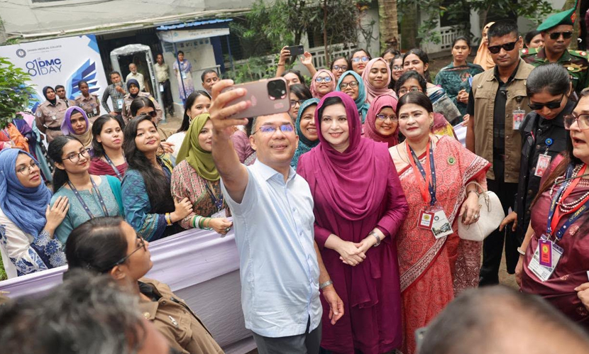 ঢামেকের ৮১ বছরপূর্তি অনুষ্ঠানে এসে সেলফি তুললেন প্রধানমন্ত্রী।