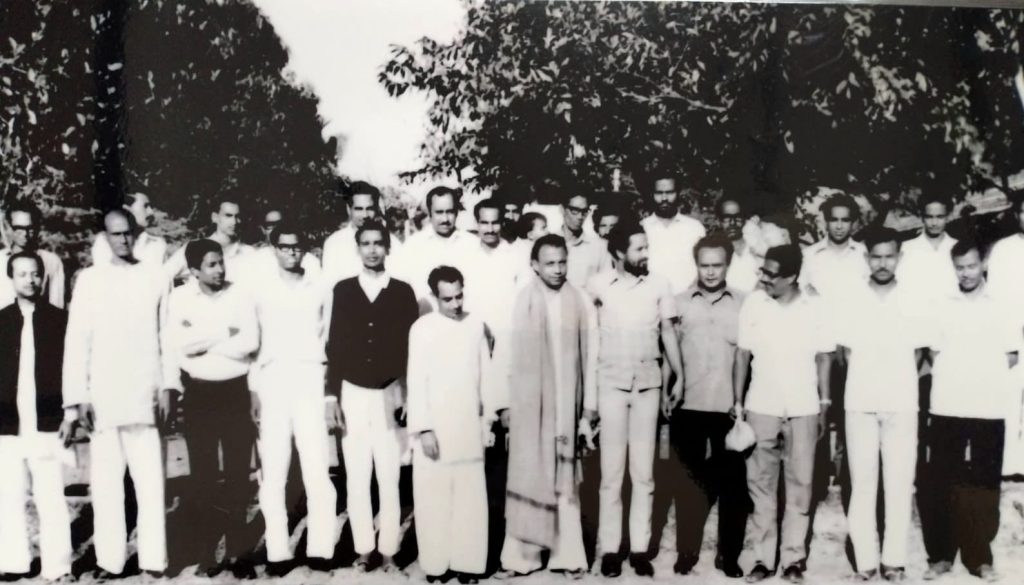 মহান মুক্তিযুদ্ধ চলাকালীন নদীয়া জেলার রানাঘাট ইয়্যুথক্যাম্পের মুক্তিযুদ্ধ প্রশিক্ষণের চিত্রে বীর মুক্তিযোদ্ধা প্রকৌশলী কামরুল ইসলাম সিদ্দিক (সামনে বাম দিক থেকে চতুর্থ)। ছবি: পারিবারিক অ্যালবাম থেকে নেওয়া